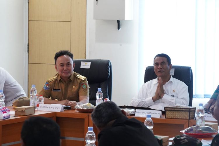 Menteri Pertanian (Mentan) Andi Amran Sulaiman dan Gubernur Kalteng Sugianto Sabran dalam Rapat Koordinasi (Rakor) Optimalisasi Lahan Food Estate bersama Pemprov Kalteng di Aula Balai Wilayah Sungai Kalimantan II, Desa Bentuk Jaya A5 Dadahup, Kabupaten Kapuas, Rabu (28/8/2024).