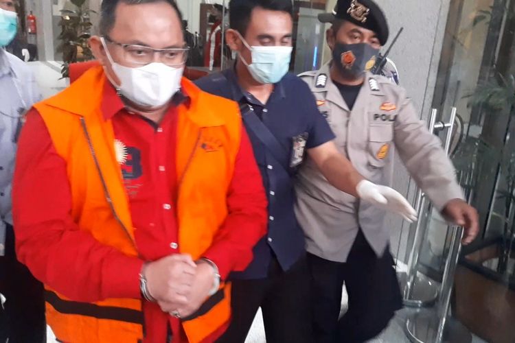 Bupati Musi Banyuasin Dodi Reza Alex Noerdin meninggalkan Gedung Merah Putih KPK setelah diumumkan sebagai tersangka kasus suap, Sabtu (16/10/2021).