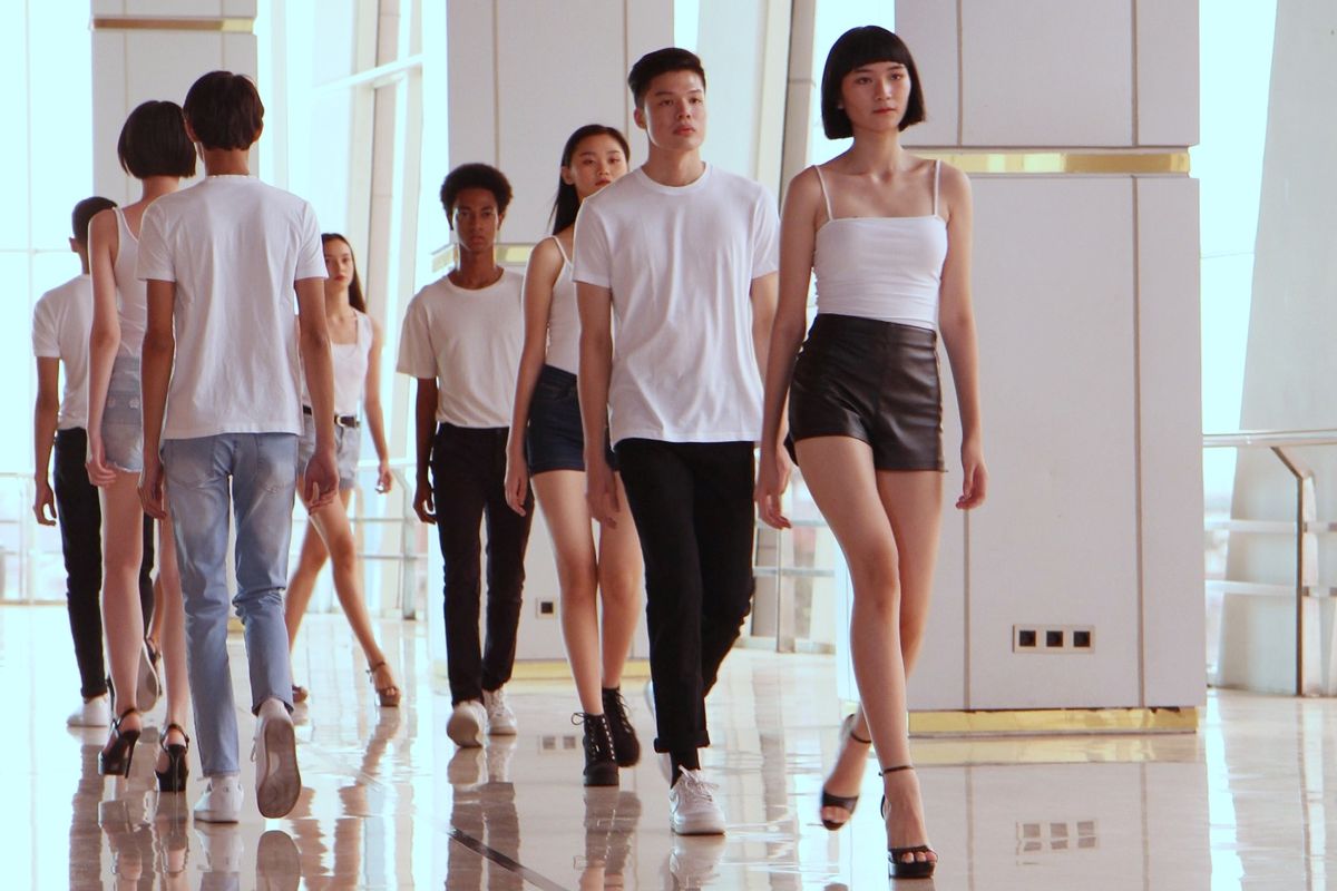 Para finalis Jakarta Fashion Week 2021 Icons sedang berlatih berjalan di catwalk.