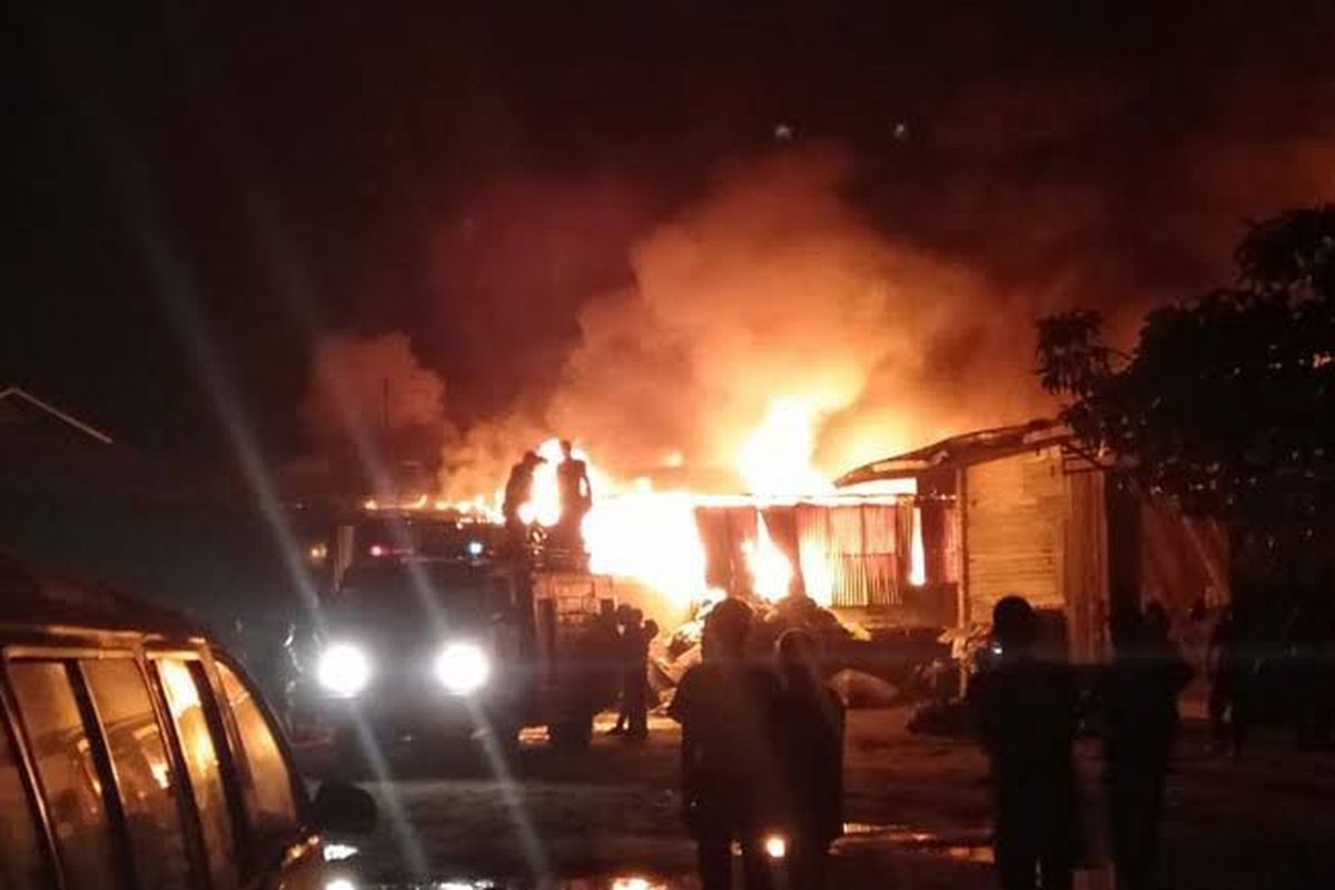 Situasi kebakaran 204 Kios di TPO Tanjung Balai, Sumatera Utara, Senin (31/3/2025). 