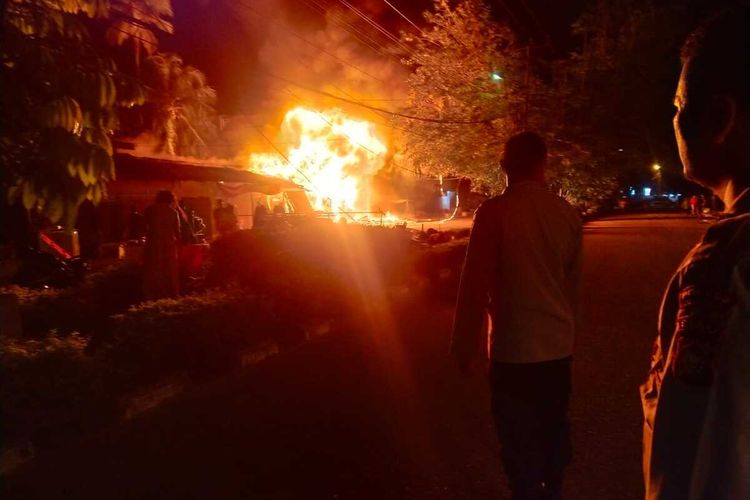 Kebakaran ruko dan kios pasar di Kecamatan Kuantan Tengah, Kabupaten Kuantan Singingi, Riau, Minggu (4/6/2023) dini hari.