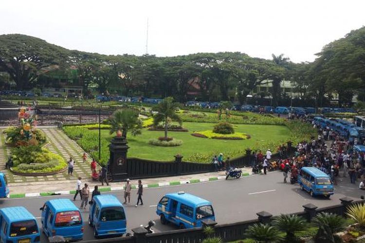 Ratusan sopir angkot dan taksi saat menggelar aksi demo menolak angkutan online di depan Balai Kota Malang, Senin (20/2/2017)