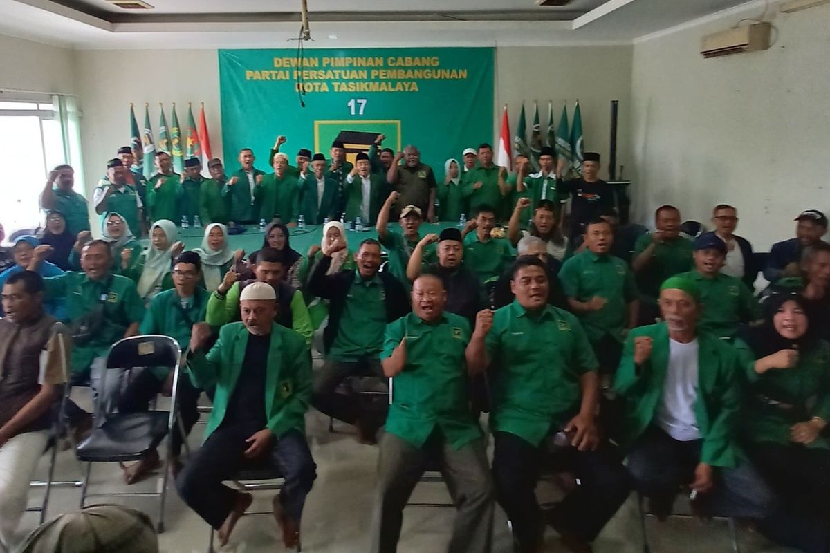 Kepengurusan Baru DPC PPP Kota Tasikmalaya, Jawa Barat, menunjukkan kekompakan dan soliditas usai terjadi kekisruhan akibat perbedaan dukungan pasangan calon di Pilkada Kota Tasikmalaya, Rabu (11/9/2024).