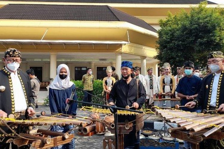 Gubernur dan Wakil Gubernur Banten, Wahidin Halim-Andika Hazrumy memainkan alat musik tradisional Calung Renteng di acara peringatan Hari Ulang Tahun (HUT) ke-21 Provinsi Banten. 