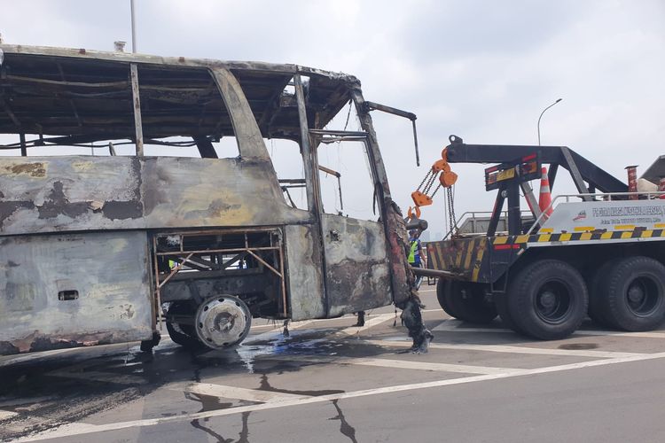 Bus terbakar di tol Wiyoto-Wiyono pada Rabu (12/6/2024)