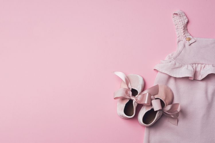 Ilustrasi sepatu bayi perempuan. kado bayi baru lahir perempuan.
