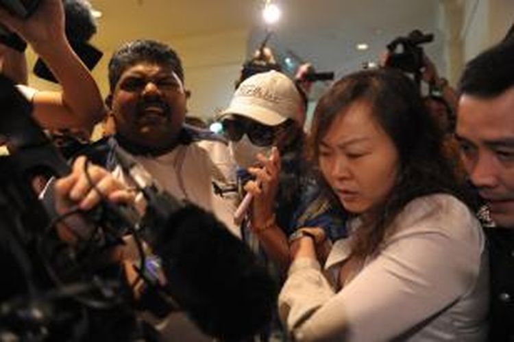 Seorang perempuan yang adalah kerabat salah satu penumpang Malaysia Airlines MH370 diamankan setelah berusaha menerobos jumpa pers harian untuk menunjukkan rasa marahnya akibat tak kunjung jelasnya nasib pesawat dengan 239 penumpang itu.