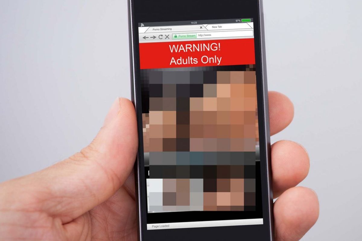 Ilustrasi live streaming film porno. Grup Facebook Penyebar Konten Inses Ditutup