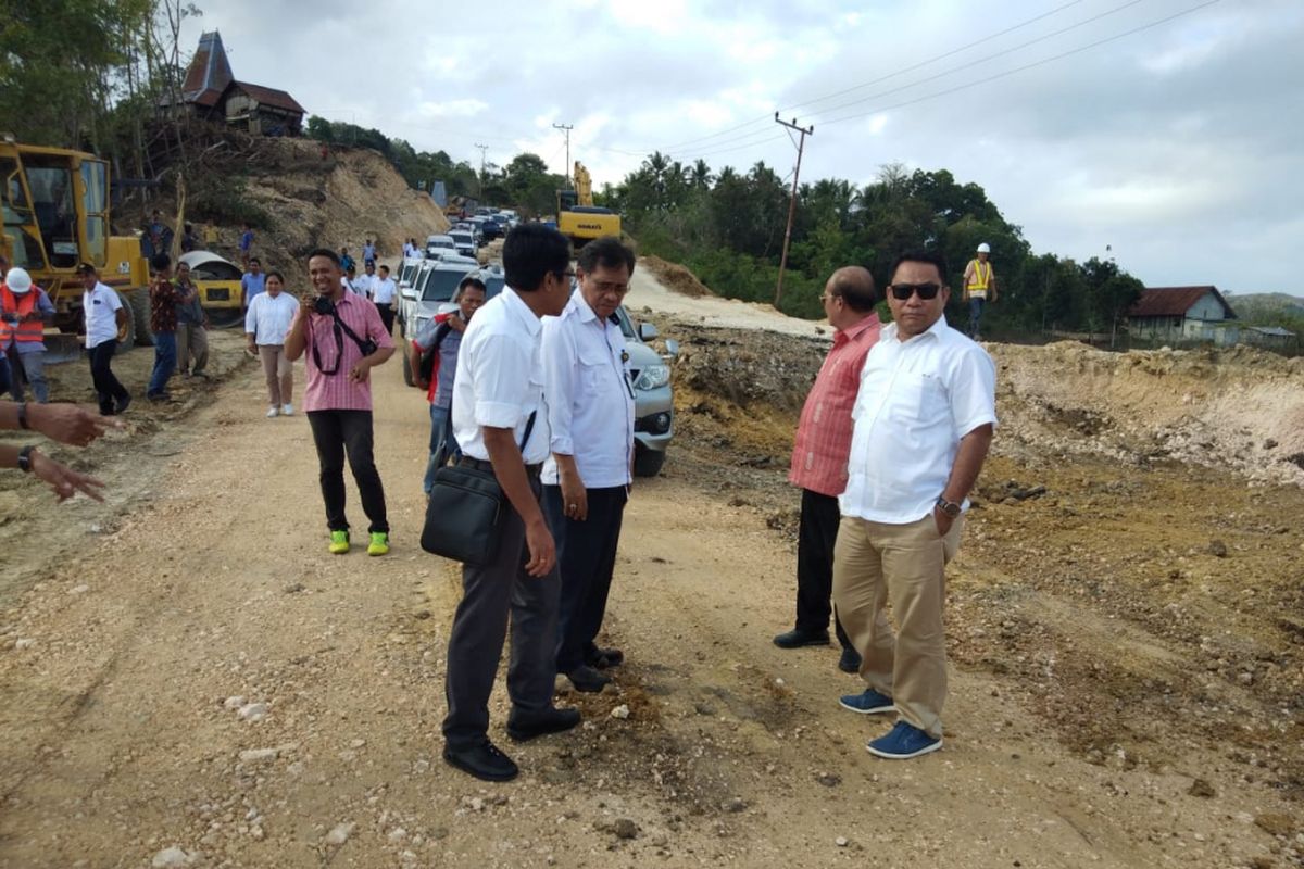 Ketua Komisi V DPR RI Fary Djemi Francis, saat meninjau pembangunan jalan menuju obyek wisata Nihiwatu di Kabupaten Sumba Barat, Nusa Tenggara Timur, Kamis (9/8/2018).