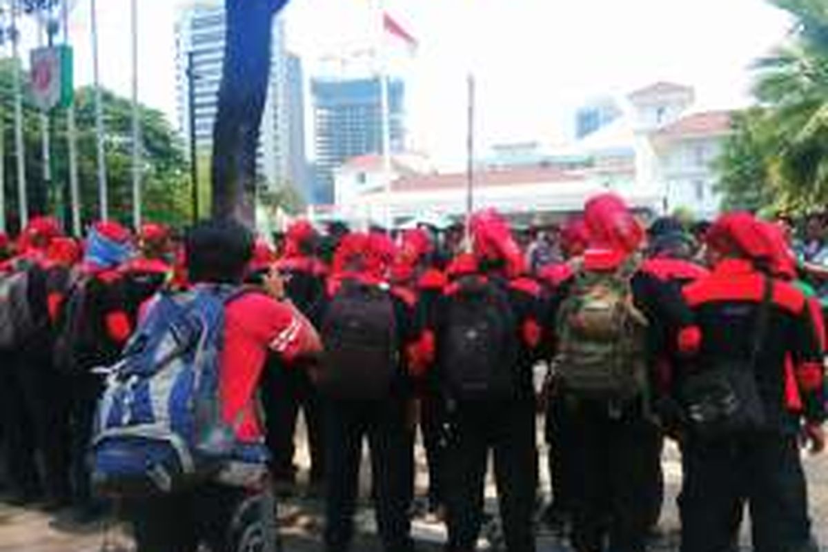 Buruh berjumlah ratusan mendatangi Balaikota DKI untuk berujuk rasa. Kamis (29/9/2016)