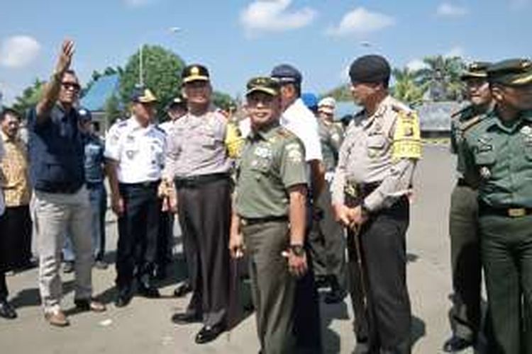 Kapolda Bali Irjen Pol Sugeng Priyanto saat peninjau di Pelabuhan Gilimanuk, Senin(4/7/2016)