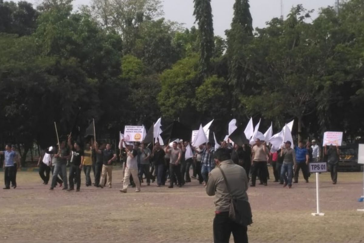 Suasana simulasi pengamanan pemilu 2019 yang dilakukan Polrestro Bekasi Kota di Lapangan Alun-alun Kota Bekasi, Jalan Veteran, Bekasi Selatan, Selasa (2/10/2018).