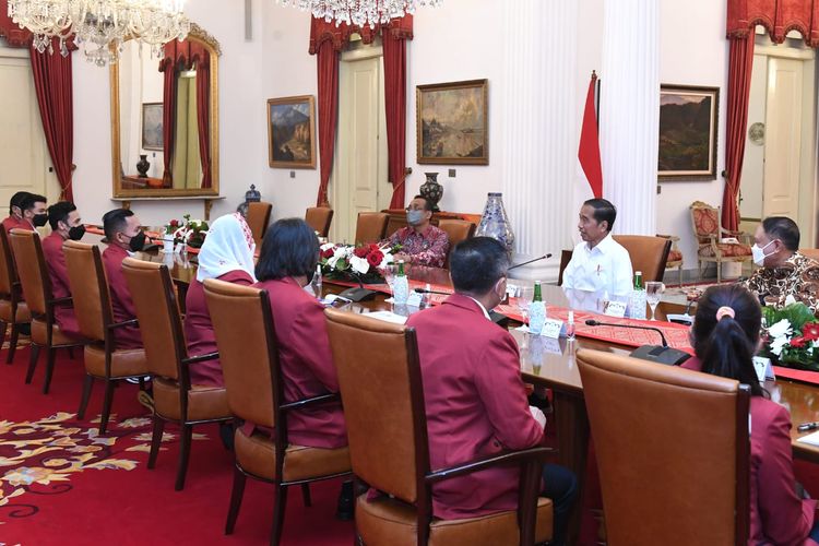 Presiden Joko Widodo menerima atlet dan pengurus Federasi Panjat Tebing Indonesia (FPTI) di Istana Kepresidenan, Jakarta, Rabu (21/9/2022) siang.