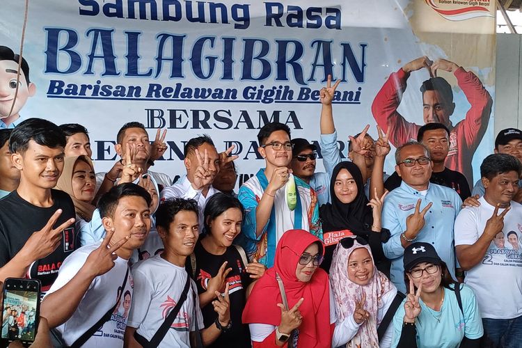 Ketum PSI Kaesang Pangarep bersama Relawan Bala Gibran di sebuah rumah makan Kawasan Salatiga, Jawa Tengah, Sabtu (13/1/2024).