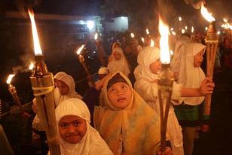 Anak-anak muslim Indonesia membawa obor dalam pawai menyambut bulan Ramadhan 1436 Hijriah di Jakarta, Selasa (16/6/2015). Umat muslim mulai menjalani ibadah puasa pada Kamis, 18 Juni 2015.