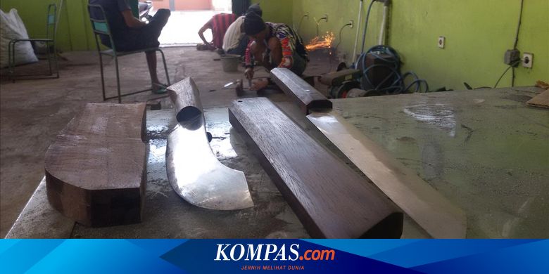 Kisah Pandai Besi Ciptakan Pisau Khusus Untuk Sembelih Hewan Kurban Halaman All Kompas Com