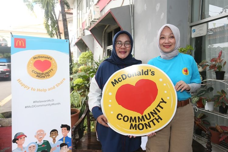 karyawan McDonald's Indonesia berfoto dalam kegiatan Community Month 2024.