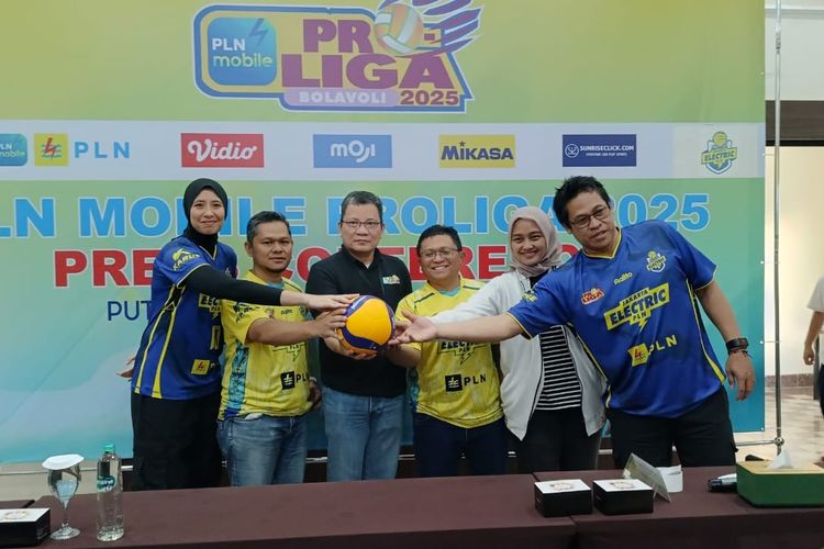 Wakil Ketua 3 Bidang Kompetisi dan Pertandingan PP PBVSI, Reginald C Nelwan (tiga dari kiri), Ketua Panitia Pelaksana tuan rumah PLN Mobile Proliga 2025 seri Malang, Agung Wibowo (dua dari kiri), Ketua Panitia Pelaksana tuan rumah PLN Mobile Proliga 2025 seri Malang, Agung Wibowo (tiga dari kanan), Ketua Harian Jakarta Electric PLN, Ratri Nugroho (dua dari kanan), Kapten Tim Jakarta Electric PLN, Agustin Wulandari (kiri), Pelatih Tim Jakarta Electric PLN, Maman Suparman (kanan) saat preskon sehari jelang laga di Kantor PLN Kota Malang, Kamis (16/1/2025) sore.