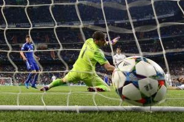 Iker Casillas tak mampu menghalau tembakan Christian Fuchs  ketika Real Madrid menjamu Schalke di Santiago Bernabeu pada babak 16-besar Liga Champions 2014-15, 10 Maret 2015.