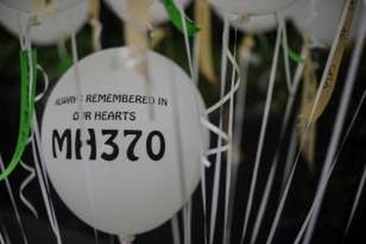 Balon dengan tulisan hilangnya pesawat Malaysia Airlines MH370, terlihat saat acara peringatan di Kuala Lumpur, 6 Maret 2016. Para keluarga korban hilangnya MH370 memperingati dua tahun hilangnya pesawat tersebut pada 8 Maret.