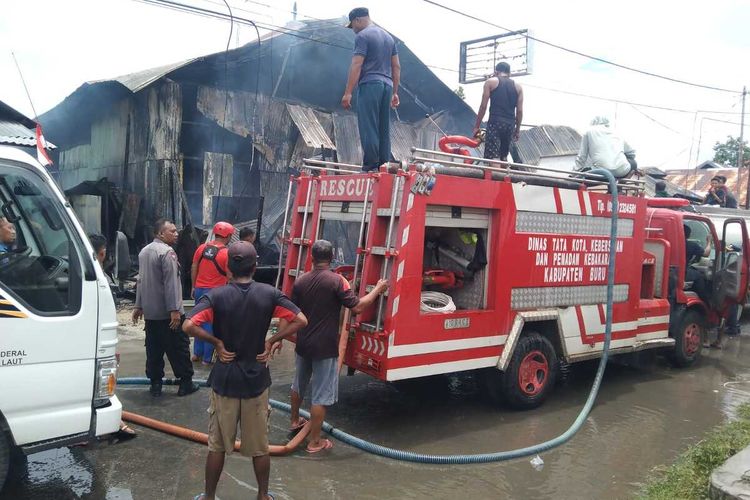 Petugas pemadam kebakaran bersama warga berusaha memadamkan kebakaran di kawasan Pasar Namlea, kabupaten Buru, Maluku, Senin (10/10/2022). Dalam kebakaan itu dua toko sembako, dua konter handphone dan sebuah gudang milik Kodim 1506 ikut terbakar