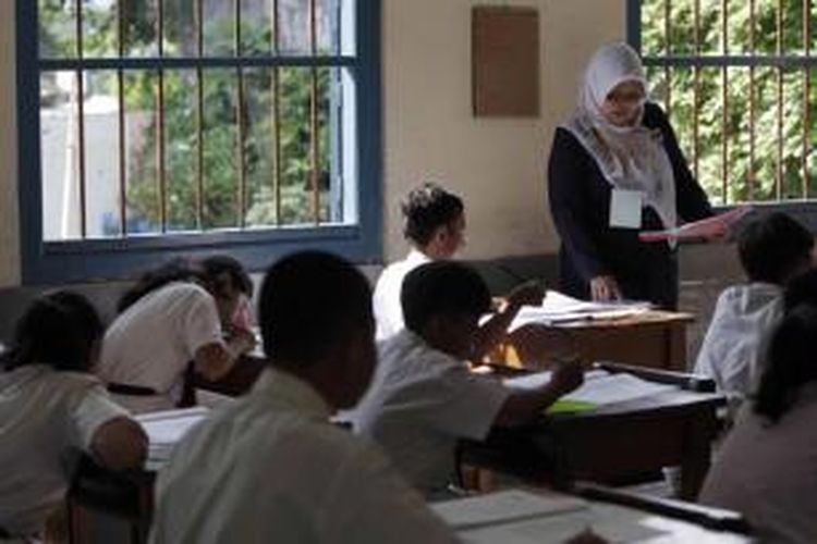 Murid mengikuti jalannya Ujian Nasional Sekolah Dasar di SDN Palmerah 07 Pagi, Jalan Palmerah Utara, Jakarta, Senin (18/5/2015). Pelaksanaan UN akan berlangsung hingga 20 Mei mendatang dengan mata pelajaran yang diujikan Bahasa Indonesia, Matematika, Ilmu Pengetahuan Alam.