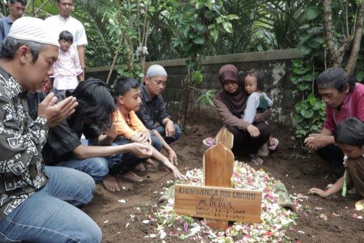 Khoirunnisa Nur Cahyani Sukmaningdyah, yang merupakan salah satu korban meninggal saat acara susur sungai dimakamkan hari Sabtu (22/2/2020) ini di makam Dusun Karanggawang Girikerto, Turi. (Tribunjogja.com | Hasan Sakri)