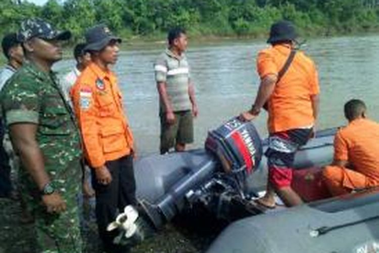 Setelah mendapat laporan warga, Tim SAR langsung turun ke lokasi untuk melakukan pencarian dengan menggunakan rabert boad menyisir Sungai Krung Nagan sejak Senin malam. 