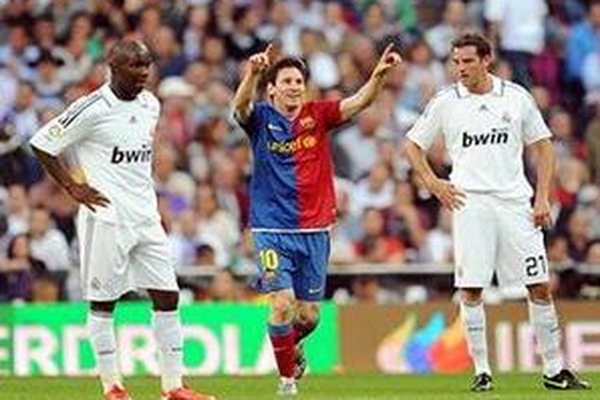 Dua pemain Real Madrid tertunduk lesu setelah Lionel Messi (tengah) mencetak gol bagi Barcelona di Stadion Bernabeu, Sabtu (2/5). Barcelona akhirnya menang 6-2.