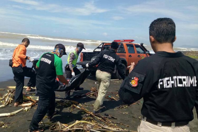 Anggota Polsek Kesugihan dibantu Basarnas Pos SAR CIlacap mengevakuasi mayat wanita tanpa identitas yang terdampar di Pantai Winong, Dusun Winong, Desa Slarang, Kecamatan Kesugihan, Kabupaten Cilacap, Jawa Tengah, Rabu (3/5/2017).