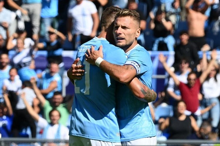 Penyerang Lazio, Ciro Immobile, saat melakukan selebrasi usai mencetak gol ke gawang Spezia dalam laga Liga Italia di Stadion Olimpico, 2 Oktober 2022. Terkini, Immobile kembali menjebol gawang Spezia dalam partai Serie A di Stadion Alberto Picco, 14 April 2023. (Photo by Vincenzo PINTO / AFP)