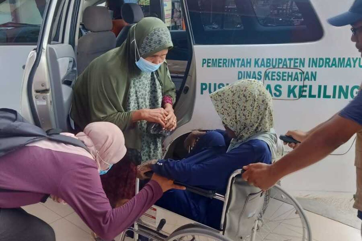 Robert bersama Tim Dinsos, Puskesmas, dan Pemerintah Desa Singaraja, Kabupaten Indramayu mengevakuasi Safitri ke RSUD Indramayu, Jumat petang (14/1/2023). Penanganan terhadap Safitri TKW yang alami gangguan jiwa menjadi perhatian langsung Menteri Sosial Tri Rismaharini