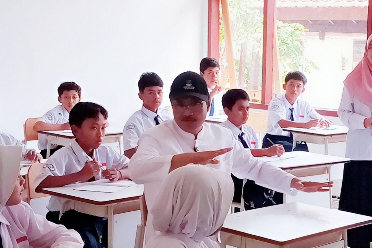 Menteri Sosial (Mensos) Saifullah Yusuf, atau yang akrab disapa Gus Ipul meninjau langsung kegiatan belajar mengajar di Sekolah Rakyat Menengah Pertama (SRMP) 14 di Kota Batu, Jawa Timur, Senin (8/9/2025). 