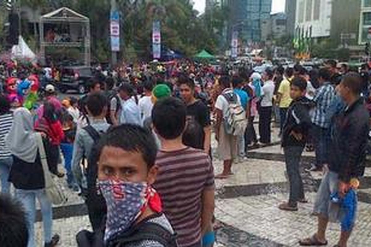 Warga mulai memadati kawasan Bundaran HI, Senin (31/12/2012) sore, untuk menyambut pergantian tahun dari 2012 ke 2013.
