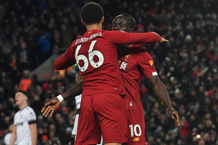 Sadio Mane (kanan) melakukan selebrasi bersama rekannya, Trent Alexander-Arnold, usai mencetak gol pada laga Liverpool vs West Ham di Stadion Anfield, Senin (24/2/2020) atau Selasa dini hari WIB.