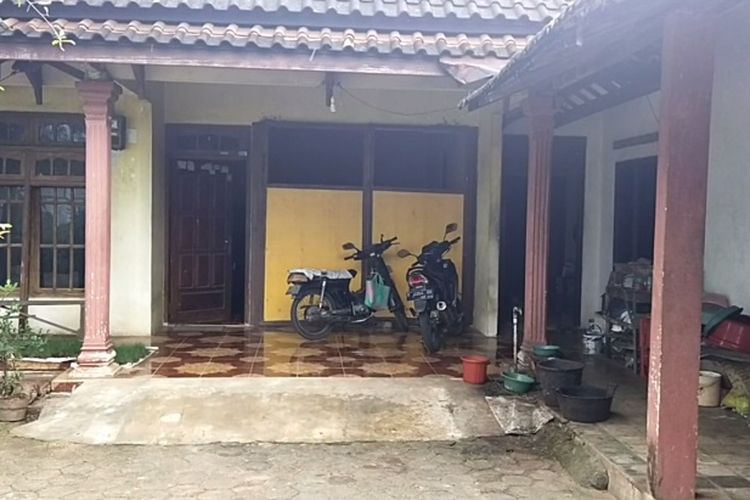 Salah satu rumah warga di Desa Sumurgeneng, Tuban, yang akan digusur untuk pembangunan proyek kilang minyak Pertamina.