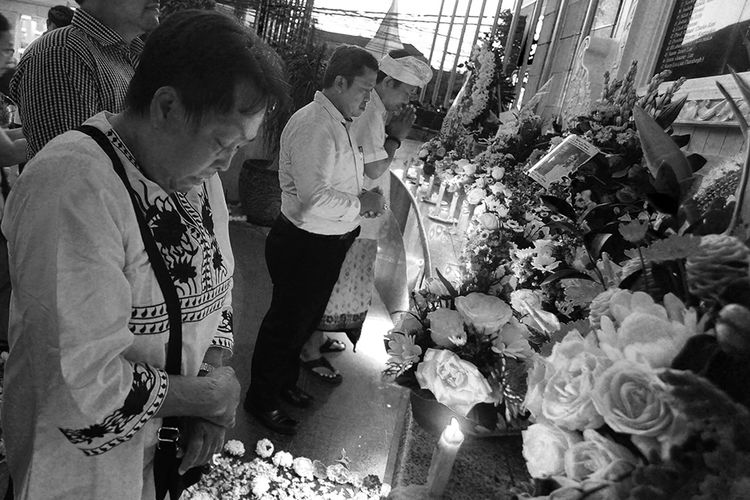 Penyintas tragedi Bom Bali, Chusnul Chotimah (kiri) bersama warga lainnya berdoa di Monumen Bom Bali, Sabtu (12/10/2019). Meski pada 12 Oktober 2012 yang merupakan peringatan satu dekade tragedi bom Bali menjadi momentum peringatan terakhir, hingga tahun ke-17 ini para penyintas dan keluarga korban masih terus menggelar doa-doa dan tabur bunga di Monumen Bom Bali.