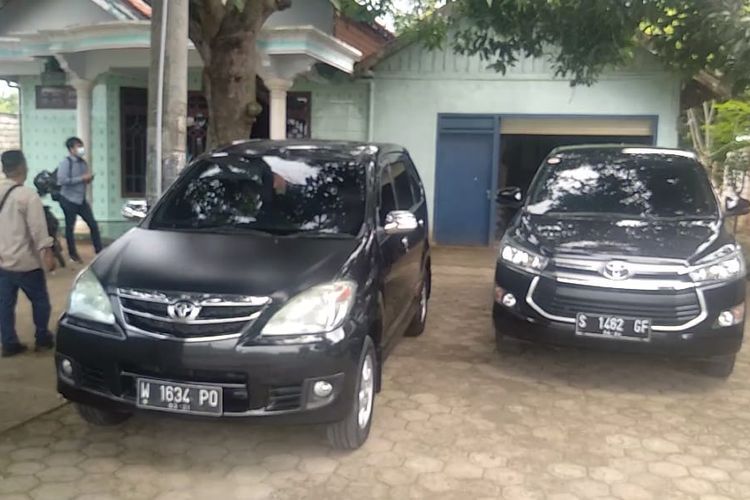 Salah satu warga Sumurgeneng, Tuban, membeli mobil baru untuk usaha rental mobil.