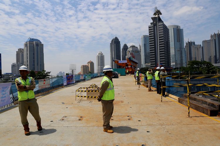 Suasana perkembangan proyek pembangunan simpang susun Semanggi, Jakarta, Kamis (23/2/2017). Pembangunan proyek yang diharapkan akan mengurai kemacetan lalu lintas di kawasan Semanggi tersebut ditargetkan selesai pada Agustus 2017.