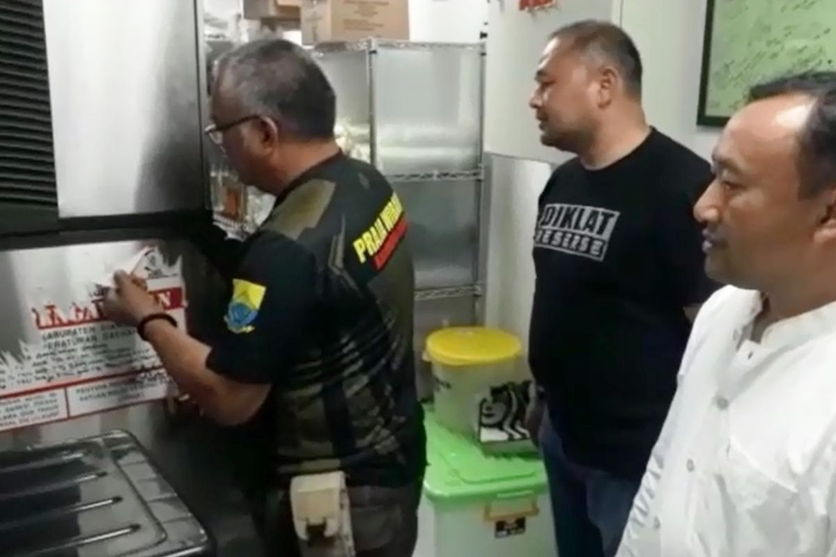 Petugas Satpol PP Cianjur, Jawa Barat, mencabut stiker dalam pengawasan di gerai kopi Starbucks, Jumat (18/11/2022) malam, karena dinilai ada kesalahan komunikasi terkait proses perizinan.