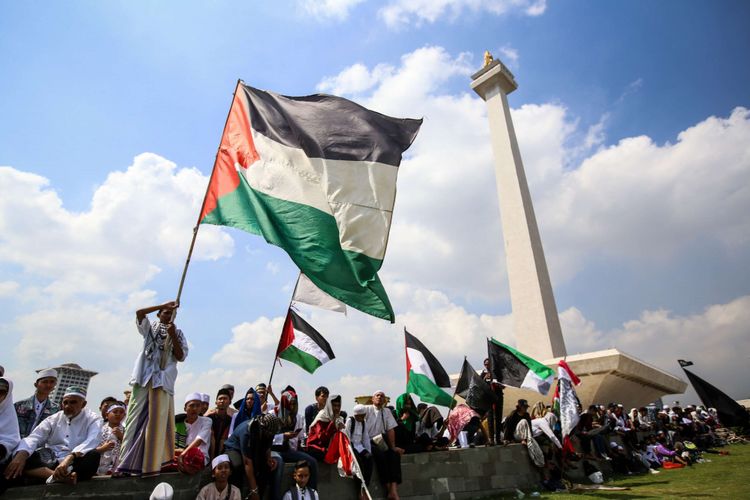 Umat Islam mengibarkan bendera Palestina saat mengikuti aksi Solidaritas Baitul Maqdis di lapangan Monumen Nasional, Jakarta Pusat, Jumat (11/5/2018). Aksi solidaritas Baitul Maqdis digelar untuk menyoroti konflik antara Palestina dan Israel yang berakar pada perebutan bangunan suci atau Baitul Maqdis dan menolak keputusan pemerintah Amerika Serikat yang memindahkan Kantor Kedutaaan Besar AS untuk Israel ke Yerusalem.