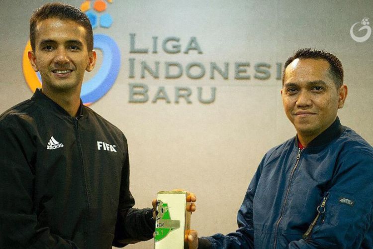 Thoriq Munir Alkatiri (kiri) saat menerima penghargaan wasit terbaik Liga 1 2018 dari Chief Operating Officer (COO) PT LIB, Tigorshalom Boboy (kanan), Jumat (21/12/2018).