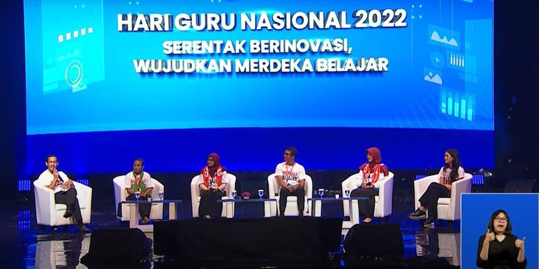 Mendikbudristek, Nadiem Anwar Makarim berinteraksi dengan para guru hebat Puncak Peringatan Hari Guru Nasional (HGN) tahun 2022, di JIExpo Kemayoran Jakarta, Sabtu (26/11/2022).