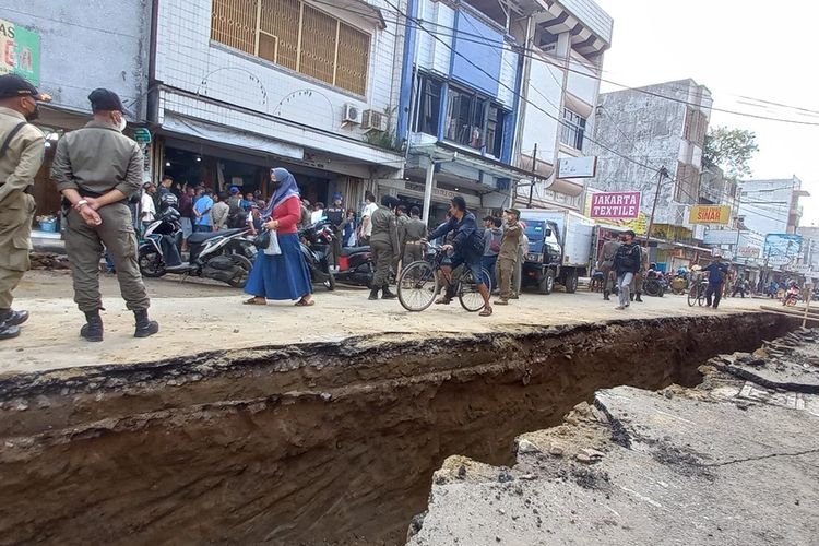 Para PKL Cihideung, Kota Tasikmalaya, sempat bersitegang dengan petugas Sat Pol PP saat akan dipindahkan sementara meski berakhir tertib untuk keluar dulu di lokasi Proyek Maliboro Tasikmalaya, Jawa Barat, Rabu (27/7/2022).