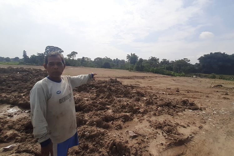 Sumanto menunjukkan lokasi rumah warga RT 014 Dusun Ngentak, Desa Kranggan, Kecamatan Polanharjo, Kabupaten Klaten, Jawa Tengah yang sudah rata tanah karena pembangunan jalan tol Solo-Yogyakarta, Rabu (26/1/2022).