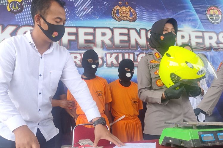 Polisi temukan barang bukti, berupa timbangan digital, helm, dan dua motor dari dua pemuda yang mencuri motor di sebuah gudang pakan ayam petelur di Jatirejo, Lendah, Kulon Progo, Daerah Istimewa Yogyakarta. Ia mengaku memakai uang hasil curian untuk foya-foya.