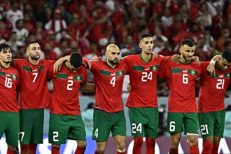 Pemain Maroko berkumpul jelang adu penalti pada pertandingan sepak bola babak 16 besar Piala Dunia 2022 Qatar antara Maroko vs Spanyol di Education City Stadium di Al-Rayyan, sebelah barat Doha pada Selasa 6 Desember 2022. 