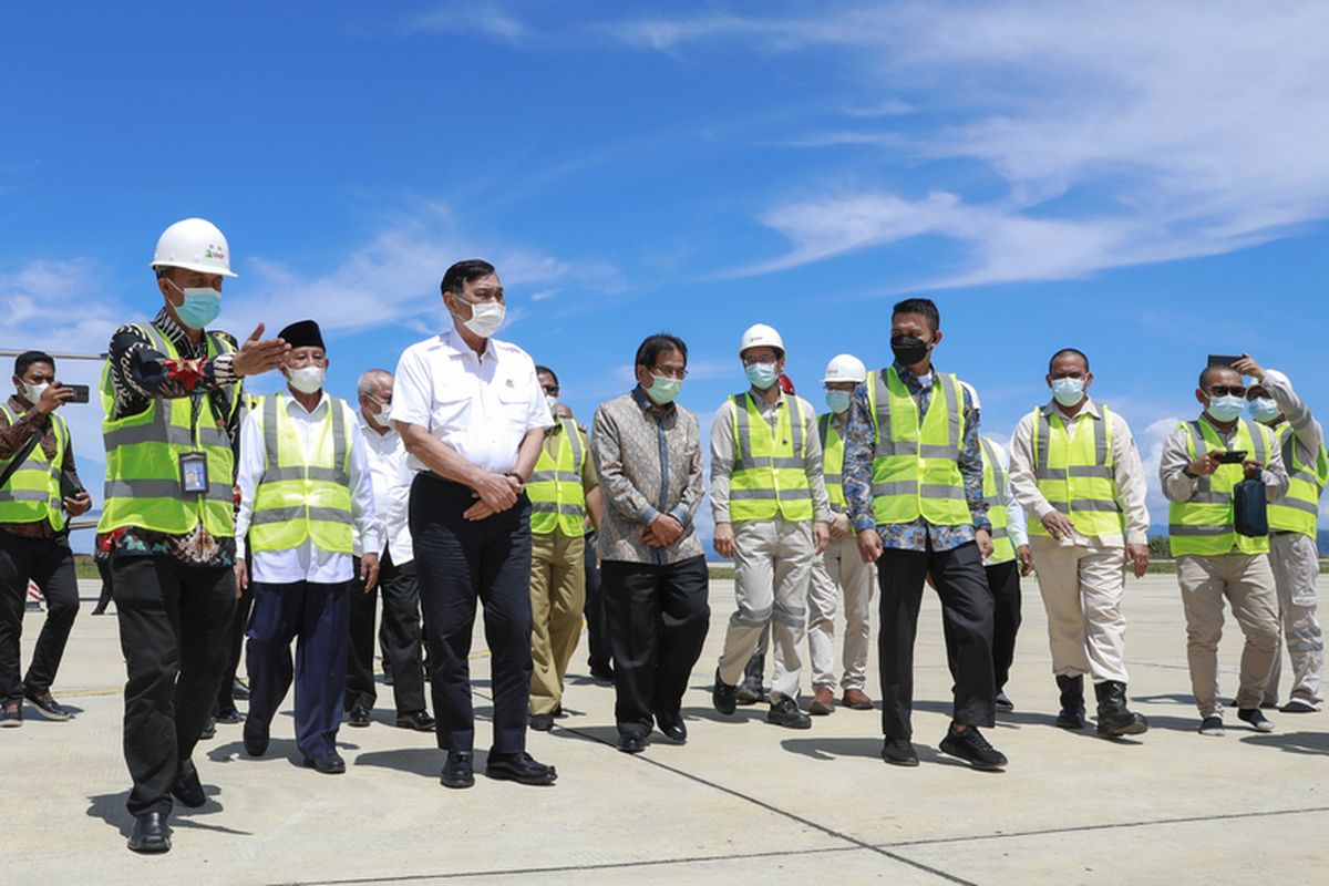 Kunjungan Menteri Koordinator (Menko) Bidang Kemaritiman dan Investasi (Marves) Luhut Binsar Pandjaitan bersama sejumlah menteri Kabinet Indonesia Bersatu ke Kawasan PT Indonesia Weda Bay Industrial Park (IWIP). 