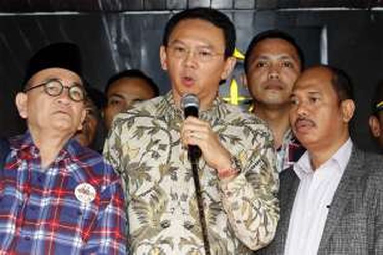Gubernur DKI Jakarta non-aktif Basuki Tjahaja Purnama atau Ahok saat memberikan keterangan pers di halaman Kejaksaan Agung, Jakarta, Kamis, (1/12/2016).