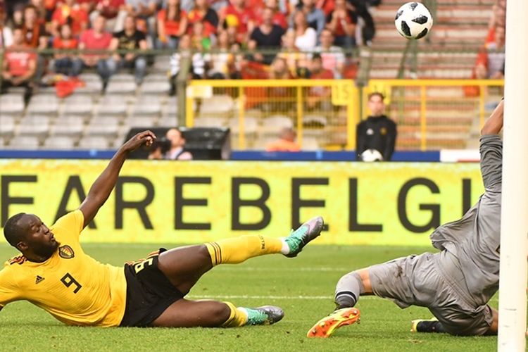 Striker timnas Belgia, Romelu Lukaku (kiri), berebut bola dengan kiper Kosta Rika, Keylor Navas, dalam pertandingan uji coba di Stadion King Baudouin, Brussels, Belgia, 11 Juni 2018. Belgia menang 4-1.
